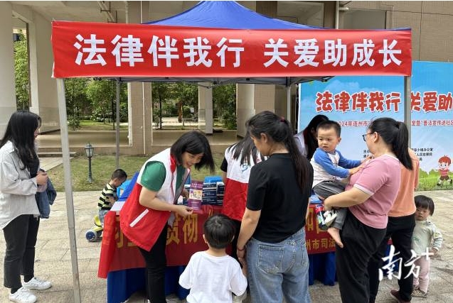 “法律伴我行，关爱助成长”——2024年连州市“门楼下”的法治大讲堂暨首场“普法宣传进社区”活动。